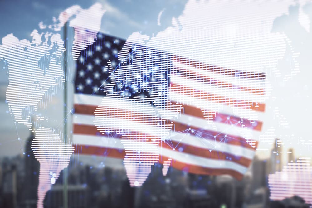 Composición abstracta de la bandera de Estados Unidos superpuesta a un mapamundi formado por líneas de datos