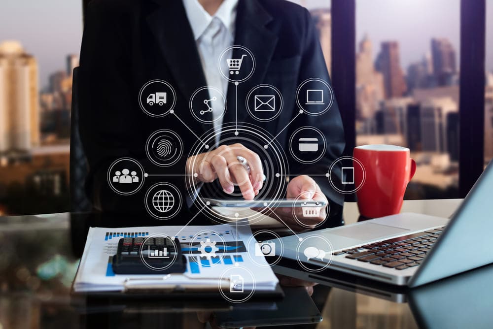 Persona trabajando frente a una pantalla con paneles de resultados y métricas